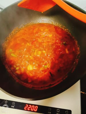 깍둑썰기한 토마토를 넣고 즙이 나올 때까지 볶습니다.