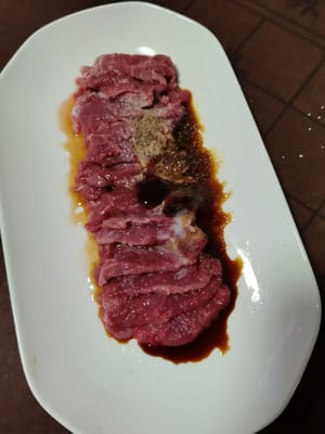 소고기를 얇게 썰어 사천 후추 가루, 백후추 가루, 요리용 술 1티스푼, 옥수수 전분을 약간씩 뿌리고 잘 섞어 10분간 재워둡니다.