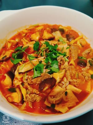 토마토, 두부피, 소고기 수프가 완성되었습니다! 국물이 신선하고 맛있어서 식사에 곁들이기 딱 좋은 요리입니다!