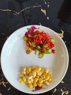 다진 녹색 및 빨간색 고추 30g. 신선한 옥수수 15g.