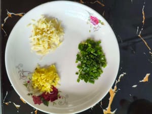 다진 마늘 10g, 파 10g, 생강 5g.