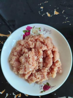 다진 고기 100g을 준비합니다.