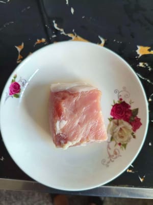 돼지고기 100g