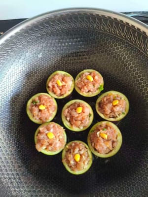 냄비 바닥에 식용유를 약간 두릅니다. 가지에 고기 소를 채웁니다. 아직 불을 붙이지 마세요.