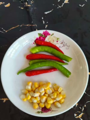 녹색 및 빨간색 고추 30g, 신선한 옥수수 15g