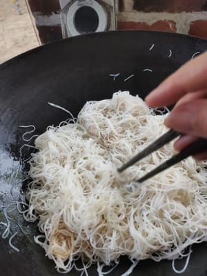 Remuez et faites frire les vermicelles jusqu'à ce qu'ils deviennent légèrement jaunes et jusqu'à ce que l'huile soit bien mélangée.