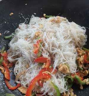 remuer, puis ajouter les vermicelles de riz