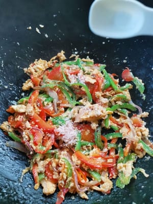 puis ajouter les épices (poudre de curry, sel, sauce soja, sauce aux huîtres et 1/2 cuillère à café de bouillon de poulet en poudre)