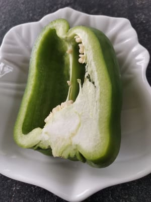 /2 綠辣椒 紅椒粉（縱向切成薄片）