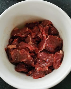 puis assaisonner le bœuf (1 cuillère à café de sauce soja, 1 cuillère à café de poudre de poivre, 1 cuillère à café de farine de tapioca, 1 cuillère à soupe d'huile, puis remuer)