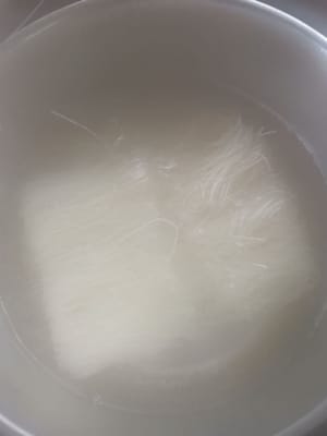 puis mettre les vermicelles de riz (éteindre le feu)