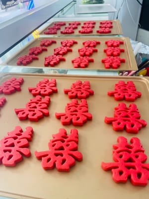 Letakkan kue yang sudah dibentuk langsung di atas loyang anti lengket. Pastikan untuk memberi jarak antar kue, karena kue akan mengembang saat dipanggang dan akan mudah menempel jika terlalu padat.