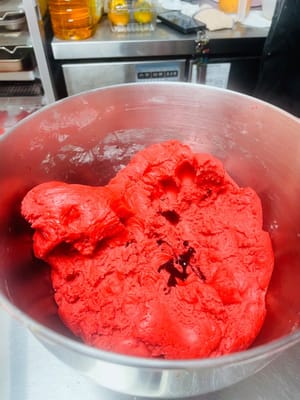 Menambahkan Pewarna:
Jika Anda ingin mewarnai kue, tambahkan pewarna (misalnya, hijau, merah) sesuai selera. Tidak ada takaran yang ditentukan; tambahkan pewarna secara bertahap, aduk terus, hingga mencapai warna yang diinginkan (resep ini menggunakan sekitar 1 tutup botol). Setelah menambahkan pewarna, aduk rata adonan dengan tangan.