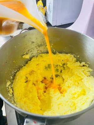 Tambahkan campuran telur:
Siapkan campuran telur dan tambahkan ke mentega dalam dua tahap, kocok dengan kecepatan tinggi menggunakan pengocok setelah setiap penambahan hingga campuran telur terserap sepenuhnya ke dalam mentega.