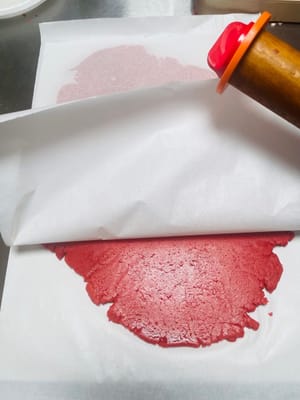 Membentuk dan Membekukan:
Alasi permukaan kerja dengan kertas roti. Letakkan adonan yang sudah diuleni di atas kertas roti dan lapisi dengan kertas roti. Pipihkan adonan dengan telapak tangan, lalu gunakan penggilas adonan untuk menggilasnya hingga ketebalan sekitar 1 cm. Jika menggunakan cetakan, adonan sebaiknya sekitar 0,1 cm lebih tinggi dari kedalaman cetakan agar bentuknya lebih padat.
Bekukan adonan yang sudah digiling di dalam kompartemen freezer hingga agak padat tetapi masih cukup padat untuk ditekan. Ini akan mencegah kue menempel di cetakan saat dikeluarkan dari cetakan, dan bentuknya akan tetap utuh saat dipanggang.