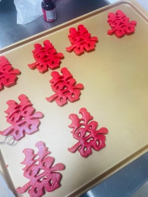 Letakkan kue yang sudah dibentuk langsung di atas loyang anti lengket. Pastikan untuk memberi jarak antar kue, karena kue akan mengembang saat dipanggang dan akan mudah menempel jika terlalu padat.