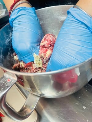 Menambahkan Pewarna:
Jika Anda ingin mewarnai kue, tambahkan pewarna (misalnya, hijau, merah) sesuai selera. Tidak ada takaran yang ditentukan; tambahkan pewarna secara bertahap, aduk terus, hingga mencapai warna yang diinginkan (resep ini menggunakan sekitar 1 tutup botol). Setelah menambahkan pewarna, aduk rata adonan dengan tangan.