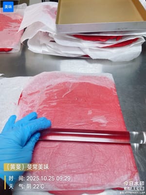 Membentuk dan Membekukan:
Alasi permukaan kerja dengan kertas roti. Letakkan adonan yang sudah diuleni di atas kertas roti dan lapisi dengan kertas roti. Pipihkan adonan dengan telapak tangan, lalu gunakan penggilas adonan untuk menggilasnya hingga ketebalan sekitar 1 cm. Jika menggunakan cetakan, adonan sebaiknya sekitar 0,1 cm lebih tinggi dari kedalaman cetakan agar bentuknya lebih padat.
Bekukan adonan yang sudah digiling di dalam kompartemen freezer hingga agak padat tetapi masih cukup padat untuk ditekan. Ini akan mencegah kue menempel di cetakan saat dikeluarkan dari cetakan, dan bentuknya akan tetap utuh saat dipanggang.
