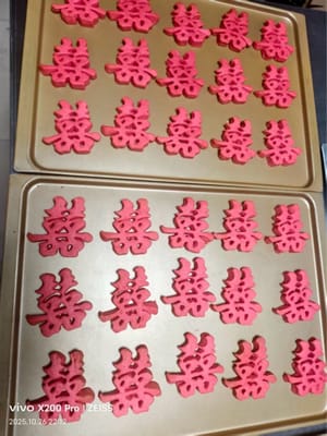 Langkah-langkah Pendinginan dan Pengemasan:
Setelah dipanggang, keluarkan kue dari oven dan letakkan di rak pendingin. Setelah kue benar-benar dingin, bungkus kue satu per satu. Ini tidak hanya bersih dan higienis, tetapi juga menambah nuansa ritual dan suasana pada pengalaman membuat kue. Kue ini sempurna untuk dijadikan hadiah atau sekadar dinikmati.