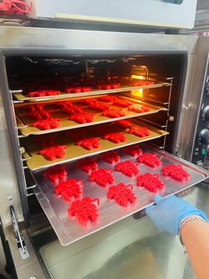 Memanggang:
Panaskan oven hingga 150°C/350°F dan letakkan loyang di dalamnya. Panggang selama 12 menit, lalu tutupi kue dengan aluminium foil dan panggang lagi selama sekitar 18 menit. Awasi kue selama memanggang agar tidak gosong. Jika menggunakan oven perapian terbuka, letakkan loyang di tengah agar kue tidak terlalu kecokelatan (pastikan juga untuk menutupinya dengan aluminium foil).