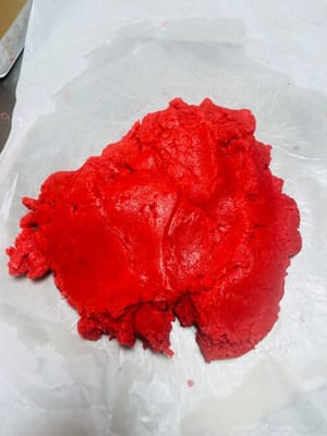 Membentuk dan Membekukan:
Alasi permukaan kerja dengan kertas roti. Letakkan adonan yang sudah diuleni di atas kertas roti dan lapisi dengan kertas roti. Pipihkan adonan dengan telapak tangan, lalu gunakan penggilas adonan untuk menggilasnya hingga ketebalan sekitar 1 cm. Jika menggunakan cetakan, adonan sebaiknya sekitar 0,1 cm lebih tinggi dari kedalaman cetakan agar bentuknya lebih padat.
Bekukan adonan yang sudah digiling di dalam kompartemen freezer hingga agak padat tetapi masih cukup padat untuk ditekan. Ini akan mencegah kue menempel di cetakan saat dikeluarkan dari cetakan, dan bentuknya akan tetap utuh saat dipanggang.