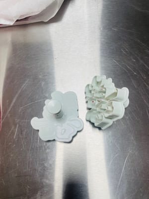 Laminasi:
Letakkan adonan yang sudah dingin di atas permukaan kerja dan tekan dengan kuat hingga membentuk kue yang diinginkan menggunakan cetakan yang telah disiapkan. Setelah dibentuk, balik cetakan dan gunakan spatula untuk mengikis sisa adonan dari dasar kue. Ini akan mencegah desain kue menempel pada cetakan setelah dikeluarkan. Jangan buang sisa adonan; Anda dapat menggulungnya kembali menjadi bola untuk membuat dua kue lagi.