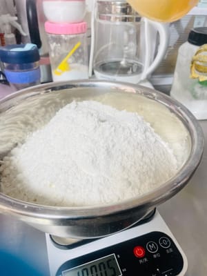 Ayak tepung kue ke dalam mentega kocok dan aduk dengan spatula hingga tidak ada gumpalan. Jangan menguleni terlalu keras, karena akan menyebabkan tepung membentuk gluten dan memengaruhi tekstur.