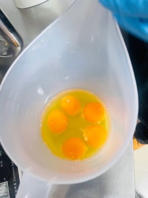 Tambahkan campuran telur:
Siapkan campuran telur dan tambahkan ke mentega dalam dua tahap, kocok dengan kecepatan tinggi menggunakan pengocok setelah setiap penambahan hingga campuran telur terserap sepenuhnya ke dalam mentega.