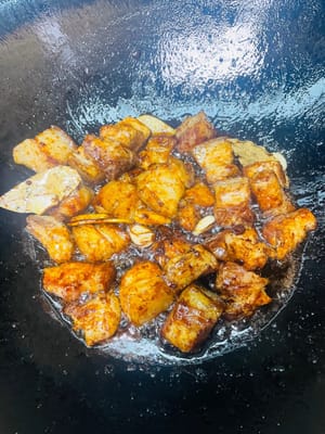 Abbassare la fiamma, aggiungere a turno la pasta di soia, la salsa di soia chiara, la salsa di ostriche e la salsa di soia scura e soffriggere finché non saranno fragranti, quindi aggiungere il vino da cucina e soffriggere. In questo momento la cucina sarà piena di profumo.