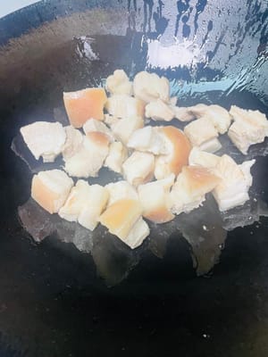 Aggiungere 2 cucchiai di olio nella padella, aggiungere i cubetti di olio a fuoco medio-basso e friggere fino a doratura (ricordarsi di coprire la pentola, abbassare la fiamma o spegnere il fuoco quando la si gira e aprire il fuoco quando non si sente più il rumore dell'olio nella pentola per evitare di scottarsi con l'olio basso).