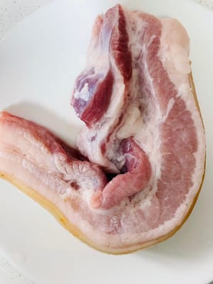 750 g di pancetta di maiale con la pelle
