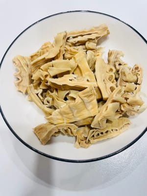 Mettere a bagno i germogli di bambù secchi in acqua pulita per 24 ore, tagliarli a pezzi e metterli da parte.