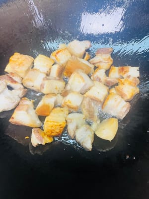 Aggiungere 2 cucchiai di olio nella padella, aggiungere i cubetti di olio a fuoco medio-basso e friggere fino a doratura (ricordarsi di coprire la pentola, abbassare la fiamma o spegnere il fuoco quando la si gira e aprire il fuoco quando non si sente più il rumore dell'olio nella pentola per evitare di scottarsi con l'olio basso).