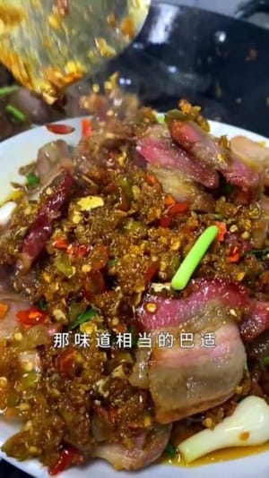 Classic Ways to Eat Chili Peppers (Images from the Internet)

1. Stir-fried Pork Intestines with Chili Peppers: Clean the pork intestines, blanch them, and cut them into sections. Sauté ginger and garlic in hot oil until fragrant, then add the pork intestines and stir-fry until slightly golden. Add chili peppers and stir-fry until fragrant. Season with a little light soy sauce. It's spicy and delicious with rice.

2. Twice-cooked Pork with Chili Peppers: Boil pork belly until 80% cooked, slice it, and sauté until the fat is rendered. Add fermented bean paste and stir-fry until fragrant. Add chili peppers and garlic sprouts, stir-fry evenly, and it's savory, spicy, and incredibly flavorful.

3. Fried Rice with Chili Peppers: Break up leftover rice, fry eggs in hot oil until fragrant, add chili peppers and stir-fry, then add the rice back in and stir-fry until each grain is separate. Sprinkle with chopped green onions. Simple and delicious.

4. Fried Eggs with Chili Peppers: Beat eggs with salt and stir well. Fry in hot oil until semi-solid, then add chili peppers and stir-fry until the eggs are fully cooked. It's spicy, appetizing, and goes well with porridge or rice. 5. Stir-fried Chili Flakes: Stir-fry chili flakes directly in hot oil until fragrant, then sprinkle with chopped green onions. It has a crispy and fragrant taste and can be eaten as a side dish or with steamed buns.