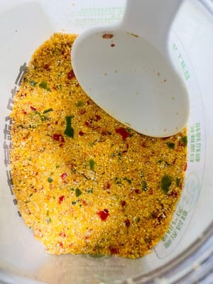 Pack the mixed chili flakes into a sealed jar, press them tightly, and ferment in an environment of about 15°C for 3–7 days; if the temperature is too high, put it in the refrigerator.