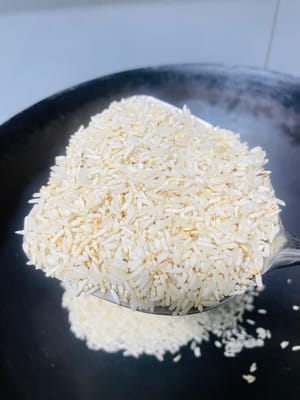 Dry-fry the rice in a pot until it is slightly browned and set aside. Fry the cornmeal and glutinous rice in the same way until fragrant. If you like the aroma of Sichuan peppercorns, you can add some Sichuan peppercorns to fry together. If you don't like them, you can leave them out. Let them cool after frying.