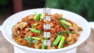 Classic Ways to Eat Chili Peppers (Images from the Internet)

1. Stir-fried Pork Intestines with Chili Peppers: Clean the pork intestines, blanch them, and cut them into sections. Sauté ginger and garlic in hot oil until fragrant, then add the pork intestines and stir-fry until slightly golden. Add chili peppers and stir-fry until fragrant. Season with a little light soy sauce. It's spicy and delicious with rice.

2. Twice-cooked Pork with Chili Peppers: Boil pork belly until 80% cooked, slice it, and sauté until the fat is rendered. Add fermented bean paste and stir-fry until fragrant. Add chili peppers and garlic sprouts, stir-fry evenly, and it's savory, spicy, and incredibly flavorful.

3. Fried Rice with Chili Peppers: Break up leftover rice, fry eggs in hot oil until fragrant, add chili peppers and stir-fry, then add the rice back in and stir-fry until each grain is separate. Sprinkle with chopped green onions. Simple and delicious.

4. Fried Eggs with Chili Peppers: Beat eggs with salt and stir well. Fry in hot oil until semi-solid, then add chili peppers and stir-fry until the eggs are fully cooked. It's spicy, appetizing, and goes well with porridge or rice. 5. Stir-fried Chili Flakes: Stir-fry chili flakes directly in hot oil until fragrant, then sprinkle with chopped green onions. It has a crispy and fragrant taste and can be eaten as a side dish or with steamed buns.