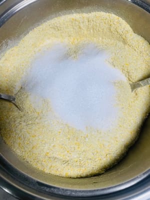 Add 50 grams of salt to the three ground powders, mix well, then add the crushed chili peppers. Wearing gloves, mix by hand until fully combined. The flavor should be slightly saltier than usual.