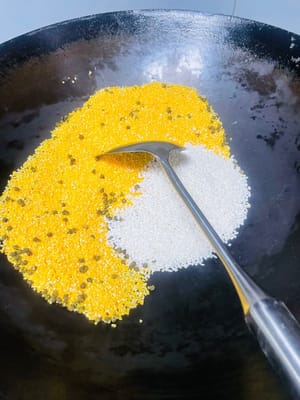 Dry-fry the rice in a pot until it is slightly browned and set aside. Fry the cornmeal and glutinous rice in the same way until fragrant. If you like the aroma of Sichuan peppercorns, you can add some Sichuan peppercorns to fry together. If you don't like them, you can leave them out. Let them cool after frying.