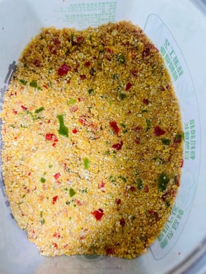 Pack the mixed chili flakes into a sealed jar, press them tightly, and ferment in an environment of about 15°C for 3–7 days; if the temperature is too high, put it in the refrigerator.