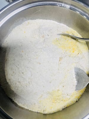 Add 50 grams of salt to the three ground powders, mix well, then add the crushed chili peppers. Wearing gloves, mix by hand until fully combined. The flavor should be slightly saltier than usual.