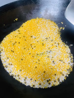 Dry-fry the rice in a pot until it is slightly browned and set aside. Fry the cornmeal and glutinous rice in the same way until fragrant. If you like the aroma of Sichuan peppercorns, you can add some Sichuan peppercorns to fry together. If you don't like them, you can leave them out. Let them cool after frying.