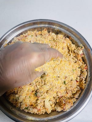 Add 50 grams of salt to the three ground powders, mix well, then add the crushed chili peppers. Wearing gloves, mix by hand until fully combined. The flavor should be slightly saltier than usual.