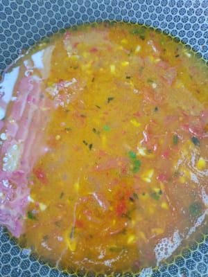 팬에 기름을 두르고 다진 마늘, 고춧가루, 다진 고추, 토마토 주스를 넣고 3분간 볶은 후 적당량의 물을 붓고 1분간 끓입니다. 소금 한 스푼, 치킨 에센스 한 스푼, 식초 두 스푼을 넣고 서빙합니다.