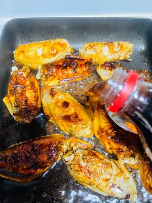 Añada las rodajas de jengibre preparadas y saltee a fuego lento para realzar el aroma del jengibre. Luego, vierta una cantidad adecuada de vino de cocina. El vino de cocina se evapora al calentarse, estimulando la fusión del aroma de las alitas de pollo con el jengibre.
Condimento y salteado: Añada dos cucharadas de salsa de soja clara y una cucharada de salsa de soja oscura a la olla, encienda a fuego medio, saltee las alitas de pollo rápidamente, deje que se impregnen uniformemente de la salsa y luego vierta la Coca-Cola.
