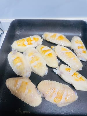 Pon una sartén o wok a fuego lento y rocía un poco de aceite (también puedes usar una brocha para aplicar una fina capa). Cuando el aceite esté ligeramente caliente, añade las alitas de pollo y fríelas lentamente a fuego lento. Dales la vuelta de vez en cuando y fríelas hasta que ambos lados estén dorados y desprendan un aroma agradable.