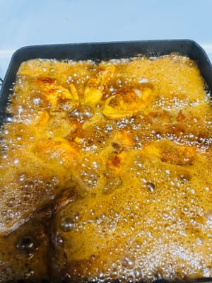 強火で沸騰させ、中弱火にして蓋をして約15分間煮込みます。煮込み中に蓋を開けて様子を見ながら、ヘラで手羽先をかき混ぜ、全体に味が行き渡っているか確認してください。ソースにとろみがついたら強火にして煮詰め、手羽先にソースがしっかりと絡むようにし、火を止めて盛り付けます。