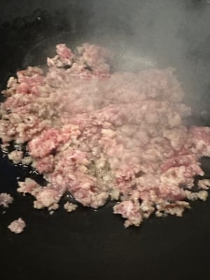 锅热放油。油热加入瘦肉末。翻炒八成熟。盛起备用。