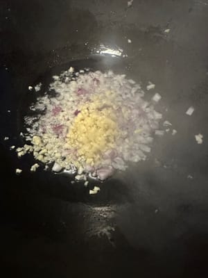 锅热放油。油热倒入葱蒜粒,翻炒出香味,➕入小番茄一起吵。炒至小番茄变软。倒入备好的菜一起翻炒两下