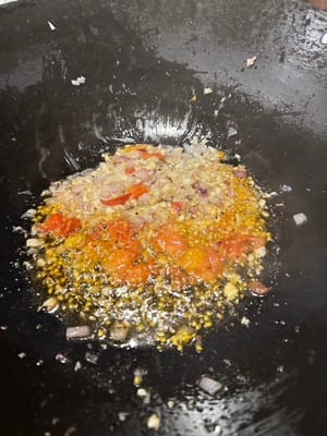 锅热放油。油热倒入葱蒜粒,翻炒出香味,➕入小番茄一起吵。炒至小番茄变软。倒入备好的菜一起翻炒两下